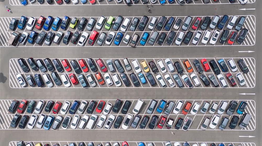 Für Autofahrer in Sachsen könnte es Änderungen in ihren Versicherungstarifen geben. (Archivfoto) / Foto: Sebastian Kahnert/dpa