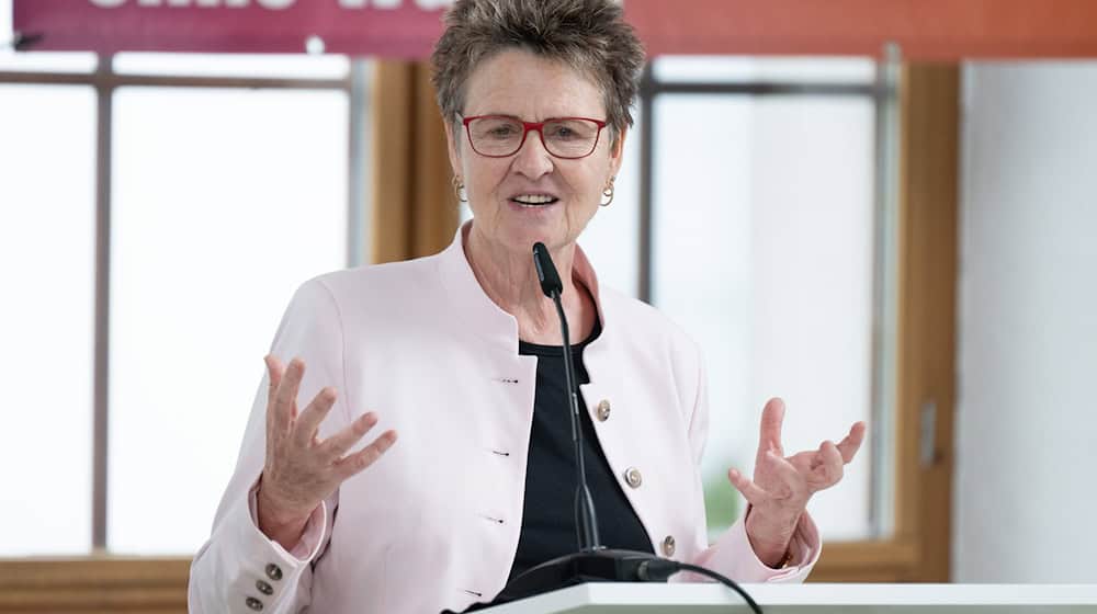 Sabine Zimmermann, Vorsitzende des BSW in Sachsen, fordert die CDU zur inhaltlichen Auseinandersetzung auf (Archivbild). / Foto: Sebastian Kahnert/dpa