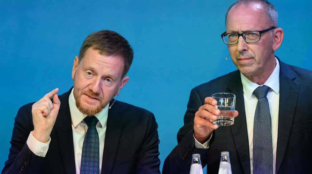 A majority would prefer incumbent Michael Kretschmer (left) to AfD top candidate Jörg Urban as Minister President.  / Photo: Robert Michael/dpa