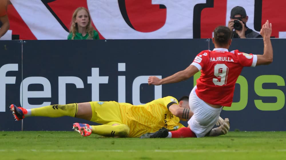 Romarjo Hajrulla was banned for two cup games for this foul on Werder goalkeeper Michael Zetterer. / Photo: Robert Michael/dpa