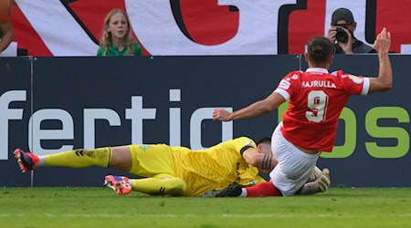 Romarjo Hajrulla was banned for two cup games for this foul on Werder goalkeeper Michael Zetterer. / Photo: Robert Michael/dpa