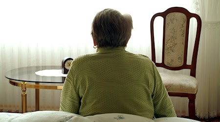 A senior citizen in her living room. (Symbolic image) / Photo: Heiko Wolfraum/dpa/dpa-tmn