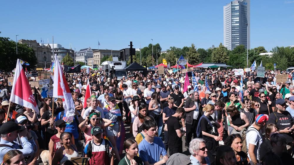 Am Sonntag soll in Leipzig und Dresden gegen rechts demonstriert werden. (Archivfoto)  / Foto: Sebastian Willnow/dpa