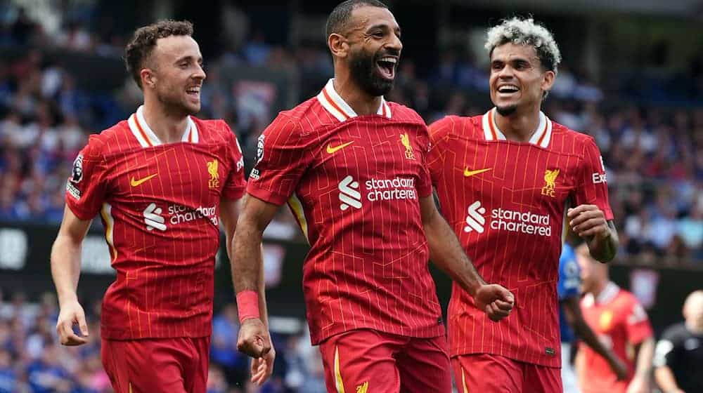 Immer noch der Star an der Anfield Road: Mohamed Salah (M). / Foto: Bradley Collyer/PA Wire/dpa