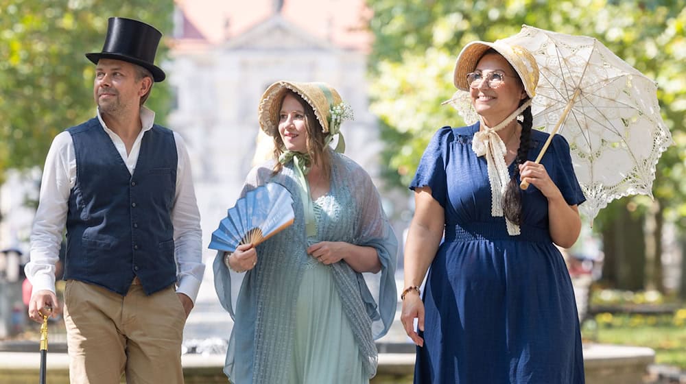 Drei Models beim Fototermin zur Stadtwette Dresden gegen Greifswald: Anlässlich des 250. Geburtstag des Malers Caspar David Friedrich treten beide Städte an, die meisten Menschen im Stil der Romantik des 19. Jahrhunderts gekleidet auf dem Marktplatz zu versammeln. (Archivfoto) / Foto: Daniel Wagner/dpa