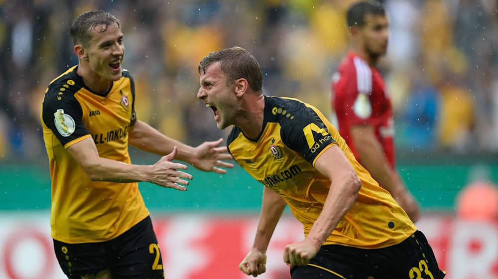 Dynamo's Christoph Daferner (r) celebrates after his 1:0 goal / Photo: Robert Michael/dpa