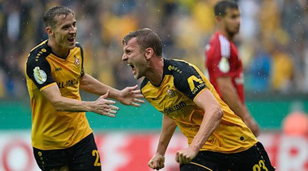 Dynamo's Christoph Daferner (r) celebrates after his 1:0 goal / Photo: Robert Michael/dpa