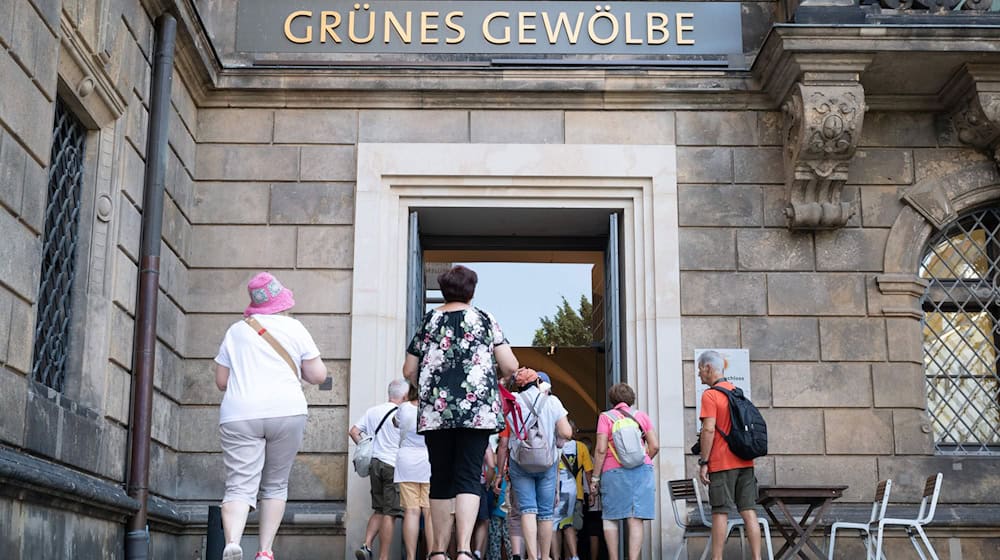 After more than four and a half years, visitors can once again see the jewels in the Green Vault.  / Photo: Sebastian Kahnert/dpa