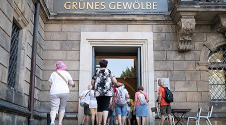 After more than four and a half years, visitors can once again see the jewels in the Green Vault.  / Photo: Sebastian Kahnert/dpa