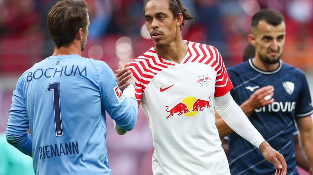 Manuel Riemann (l) is no longer in goal for Bochum, but saved two penalties in Leipzig last season / Photo: Jan Woitas/dpa