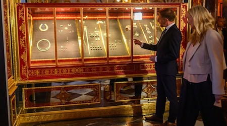 The stolen jewels are back on display in the Green Vault for the first time. / Photo: Robert Michael/dpa