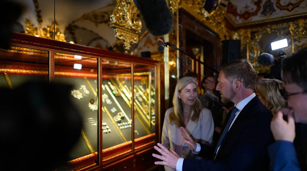 Sachsens Ministerpräsident Michael Kretschmer und die Generaldirektorin der Staatlichen Kunstsammlungen Dresden, Marion Ackermann, vor der mit den zurückgekehrten Beutestücken des Einbruchs von 2019 wieder bestückten Virtrine im Histortischen Grünen Gewölbe Dresden / Foto: Robert Michael/dpa