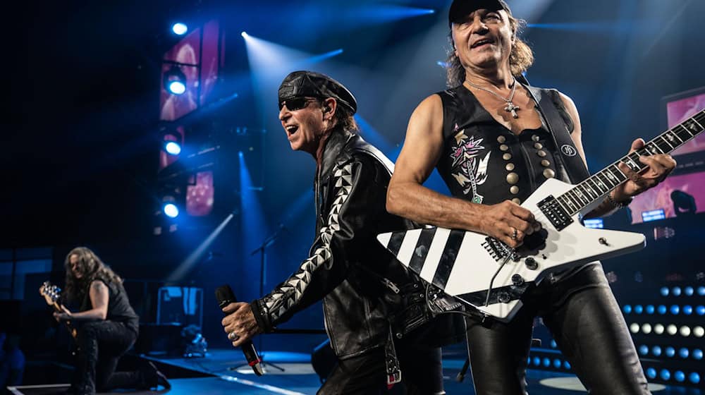 Matthias Jabs, Gitarrist der Scorpions (rechts, hier an der Seite von Frontmann Klaus Meine) hat sich verletzt. (Archivbild) / Foto: Bernd Thissen/dpa