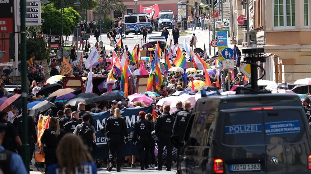 Innenminister Schuster verurteilt die rechten Proteste beim CSD in Bautzen am Wochenende. / Foto: Sebastian Willnow/dpa