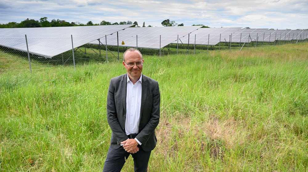 Environment Minister Wolfram Günther in front of a solar park in Zeithain / Photo: Robert Michael/dpa