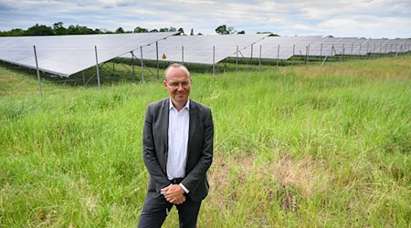 Environment Minister Wolfram Günther in front of a solar park in Zeithain / Photo: Robert Michael/dpa