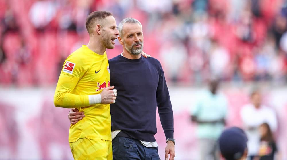  Leipzigs Trainer Marco Rose (r) und Torwart Peter Gulacsi können sich eine Rotation im RB-Tor vorstellen. / Foto: Jan Woitas/dpa