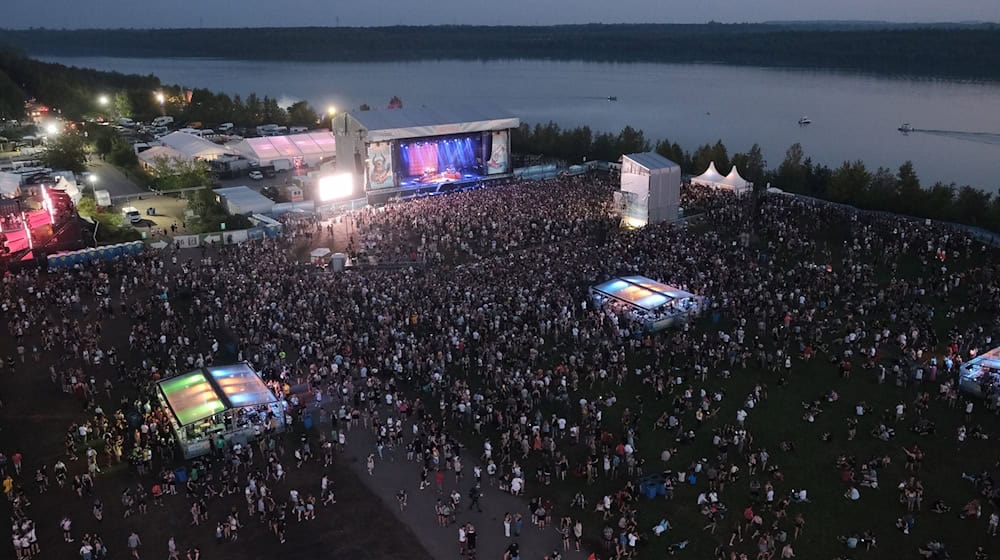 Desde el viernes hasta el domingo, unos 50 artistas de géneros como el indie rock, el hip-hop y el rock actuarán en el Festival de Highfield, entre ellos muchas estrellas de la música muy conocidas / Foto: Sebastian Willnow/dpa