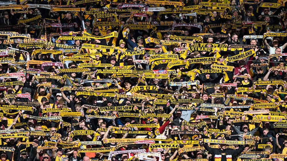 Muchos aficionados del Dinamo también estuvieron en Colonia para la victoria inicial del Dresde. / Foto: Robert Michael/dpa