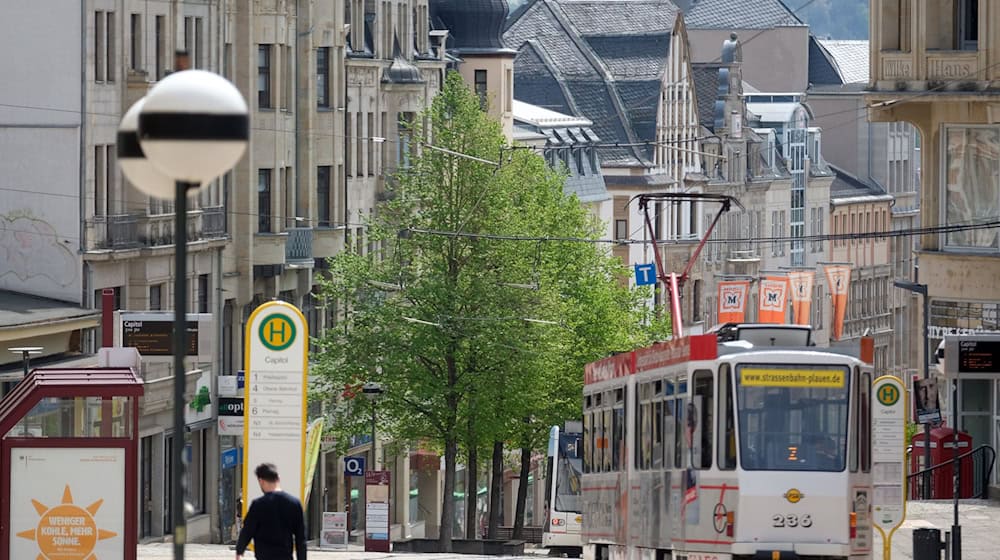 Según el alcalde Zenner, mejorar la financiación del transporte público es esencial para una ciudad de tamaño medio como Plauen.
ciudad como Plauen. (Foto de archivo) / Foto: Sebastian Willnow/dpa-Zentralbild/dpa