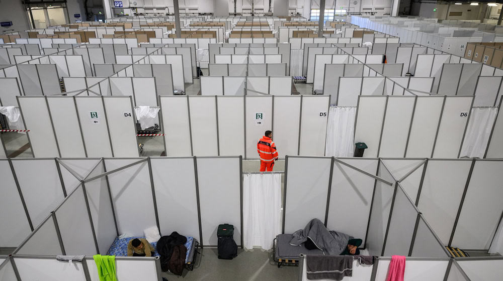 Dresden: Die Ausgaben an Leistungen für Asylbewerber sind auch in Sachsen stark gestiegen und führen zu einer Debatte. (Archivbild) / Foto: Robert Michael/dpa