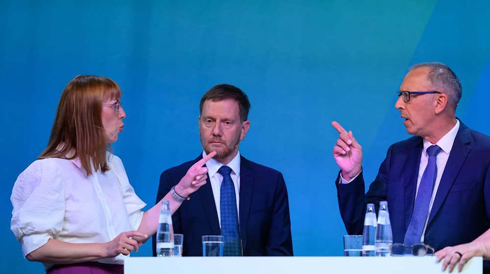 Im Streit um die Energiepolitik gerieten Ministerpräsident Kretschmer (CDU, Mitte), Grünen-Spitzenfrau Katja Meier und Jörg Urban (AfD) aneinander. / Foto: Robert Michael/dpa