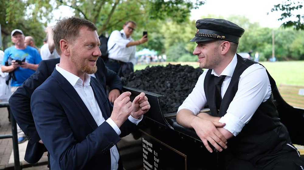 Saxony's Minister President Michael Kretschmer (l, CDU) at an election campaign event in Leipzig. He blames the traffic light coalition in Berlin for the mood in the state. (Archive photo) / Photo: Sebastian Willnow/dpa