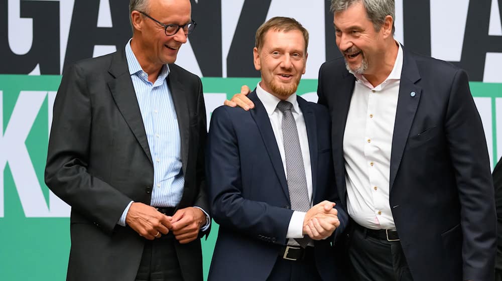 El líder federal de la CDU, Friedrich Merz, y el líder de la CSU, Markus Söder, con el ministro presidente de Sajonia, Michael Kretschmer, durante la campaña electoral / Foto: Robert Michael/dpa