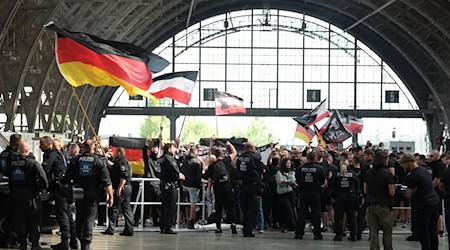 Participantes en una manifestación de extrema derecha contra el CSD de Leipzig / Foto: Sebastian Willnow/dpa