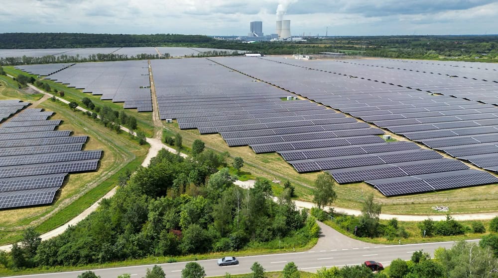 Vom Solarpark Witznitz geht ein Brummton aus - zum Ärger der Anwohner. (Archivbild) / Foto: Hendrik Schmidt/dpa