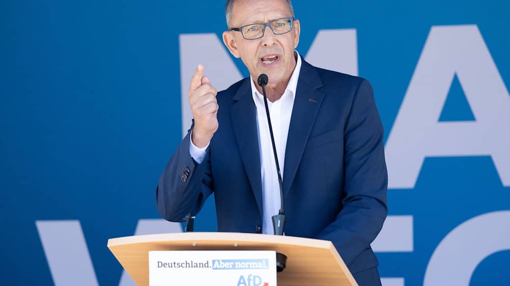 Die AfD in Sachsen trotzt neuesten Wahlumfragen und gibt sich kämpferisch. (Archivbild) / Foto: Sebastian Kahnert/dpa