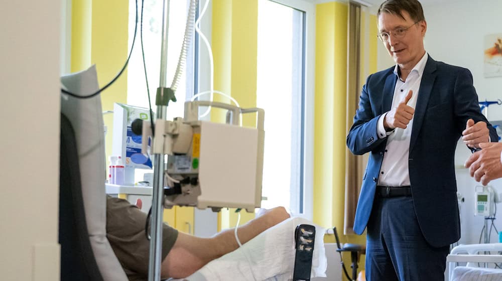 Working visit to Chemnitz Hospital: Federal Minister of Health Karl Lauterbach talking to a patient. / Photo: Hendrik Schmidt/dpa