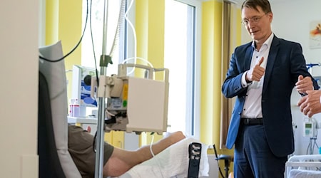 Dźěłowy wopyt při Klinikumje Kamjenica: Zwjazkowy strowotniski minister Karl Lauterbach w rozmołwje z pacientom. / Foto: Hendrik Schmidt/dpa