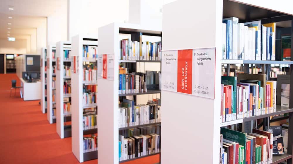 Regale mit Büchern in der Zentralbibliothek Dresden / Foto: Sebastian Kahnert/dpa-Zentralbild/dpa