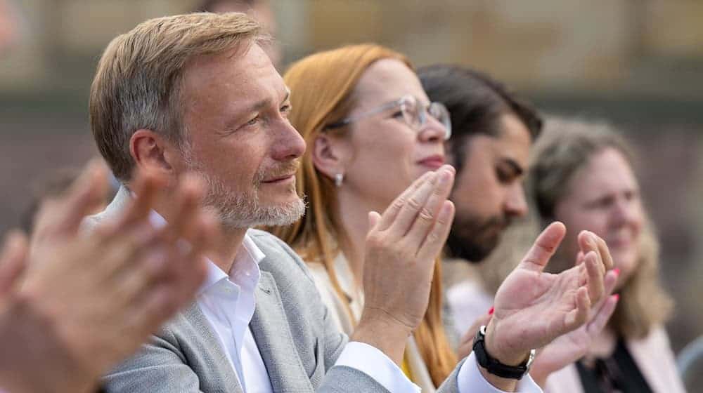 ظهور انتخابي في كيمنتس: رئيس الحزب الديمقراطي الحر ليندنر يشكو من النظرة المتسلطة تجاه شرق ألمانيا. / الصورة: هندريك شميت/د ب أ