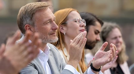 Wustup we wólbnym boju w Kamjenicy: FDP-šef Lindner skorži dyminowacy wid na wuchodnu Němsku. / Foto: Hendrik Schmidt/dpa