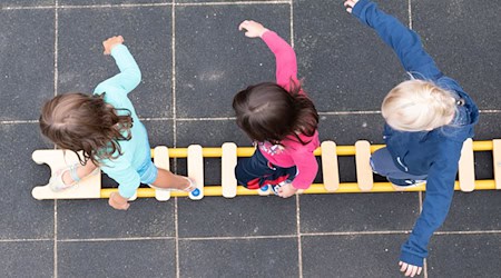 Erzieherinnen und Erzieher sollen gehalten werden, auch wenn weniger Kinder betreut werden müssen. (Symbolfoto) / Foto: Sebastian Kahnert/dpa