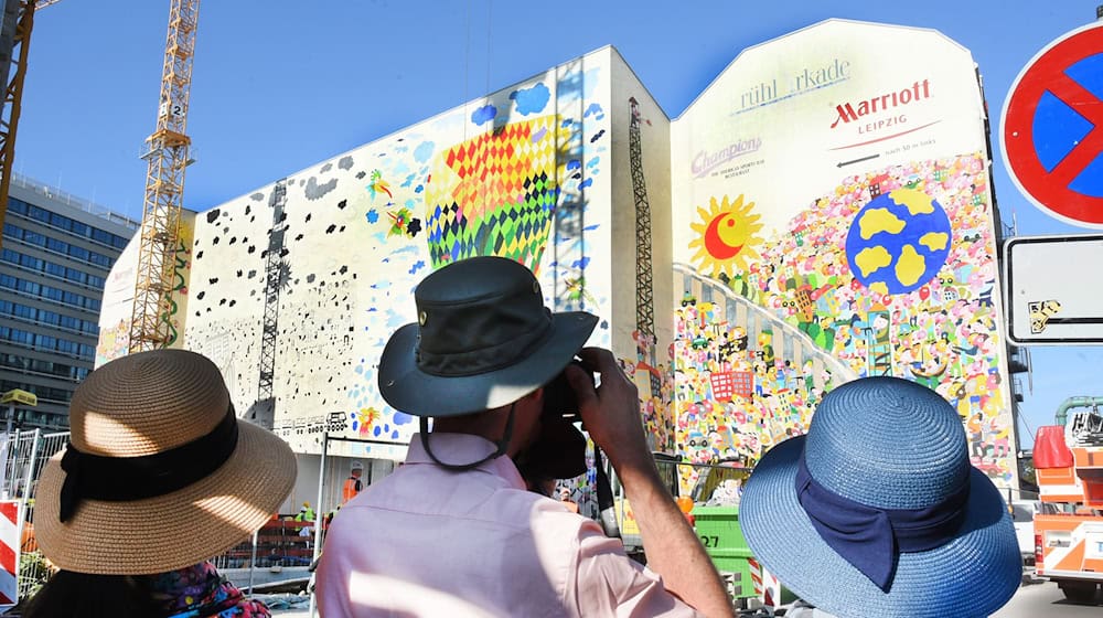 The 3,000 square meter painting shows scenes from the Leipzig Monday demonstrations, the refugee movement of the summer of 1989 and the fall of the Wall / Photo: Waltraud Grubitzsch/dpa