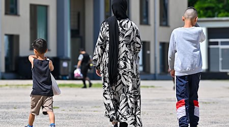 Die Polizei hat im ersten Halbjahr mehr als 500 Angriffe auf Flüchtlinge verzeichnet. (Archivbild)  / Foto: Patrick Pleul/dpa