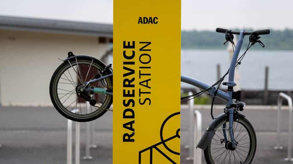 Ein Fahrrad hängt an einer Radservice-Station am Schladitzer See bei Leipzig. / Foto: Hendrik Schmidt/dpa