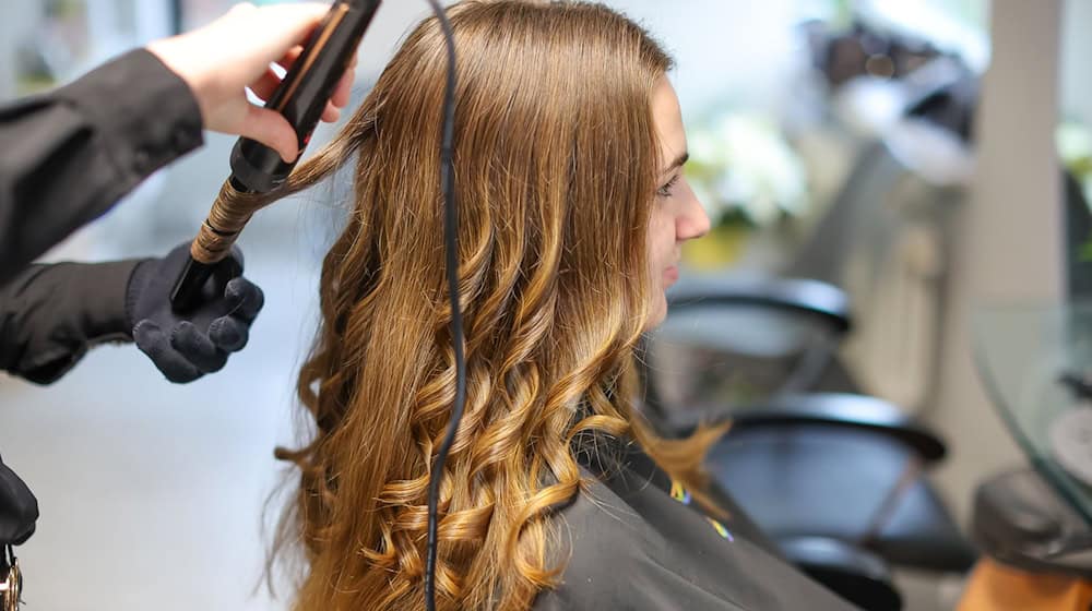 Der Beruf der Friseurin ist nach wie vor besonders bei jungen Frauen beliebt. / Foto: Jan Woitas/dpa