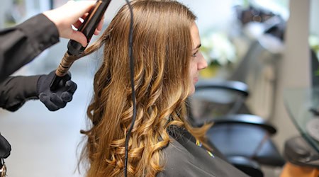 The hairdressing profession is still particularly popular with young women / Photo: Jan Woitas/dpa