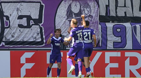 Aue's Mika Clausen (l) celebrates after his goal for 1:0 with Erik Majetschak (M) and Maxim Burghard / Photo: Robert Michael/dpa