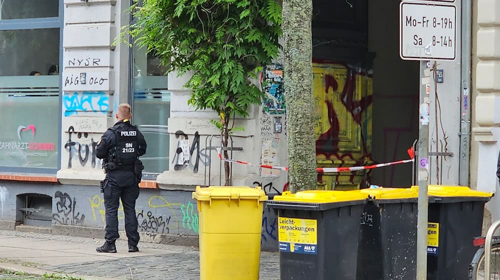 Zwei Wochen nach der Störaktion dursucht die Polizei unter anderem eine Wohnung in Leipzig.  / Foto: Tobias Junghannß/dpa