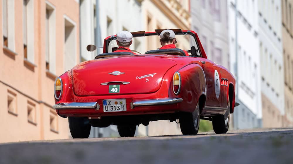 Lässt die Herzen von Oldtimer-Fans höherschlagen: Die «Sachsen Classic» startet in ihre 21. Auflage. (Archivbild) / Foto: Hendrik Schmidt/dpa