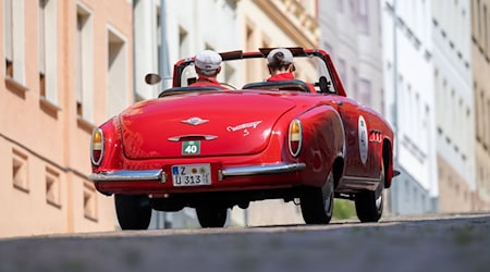 Lässt die Herzen von Oldtimer-Fans höherschlagen: Die «Sachsen Classic» startet in ihre 21. Auflage. (Archivbild) / Foto: Hendrik Schmidt/dpa