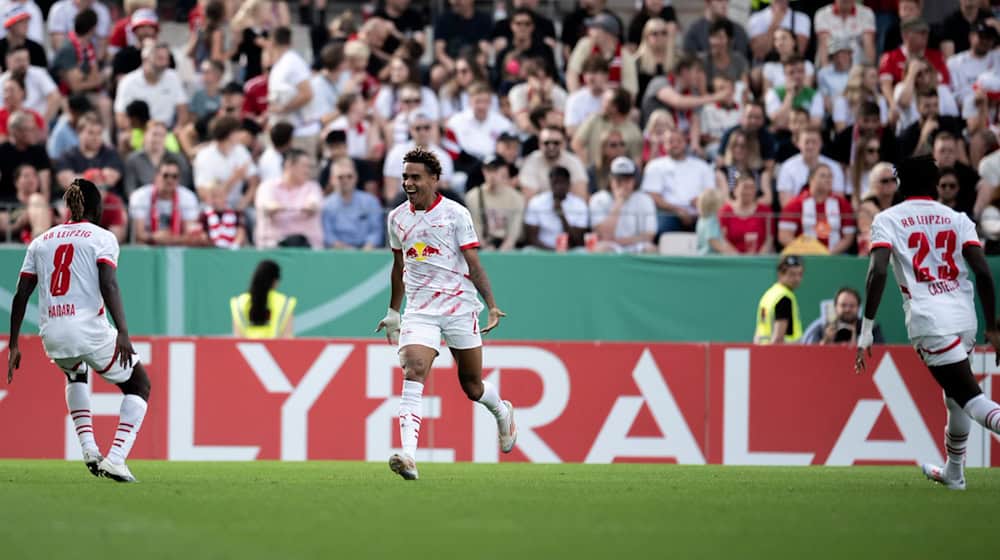 Nusa marca su primer gol en su estreno / Foto: Fabian Strauch/dpa