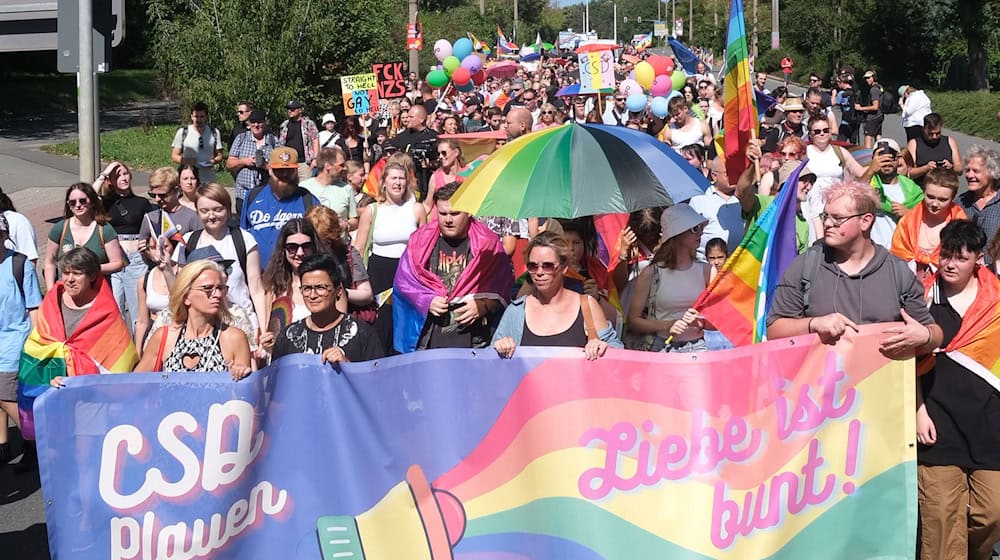 Christopher Street Day goes off without a hitch in Plauen. (Current photo) / Photo: Sebastian Willnow/dpa