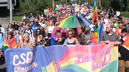 Christopher Street Day goes off without a hitch in Plauen. (Current photo) / Photo: Sebastian Willnow/dpa