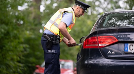 Checks are carried out in front of schools in particular at the start of the school year / Photo: Hendrik Schmidt/dpa